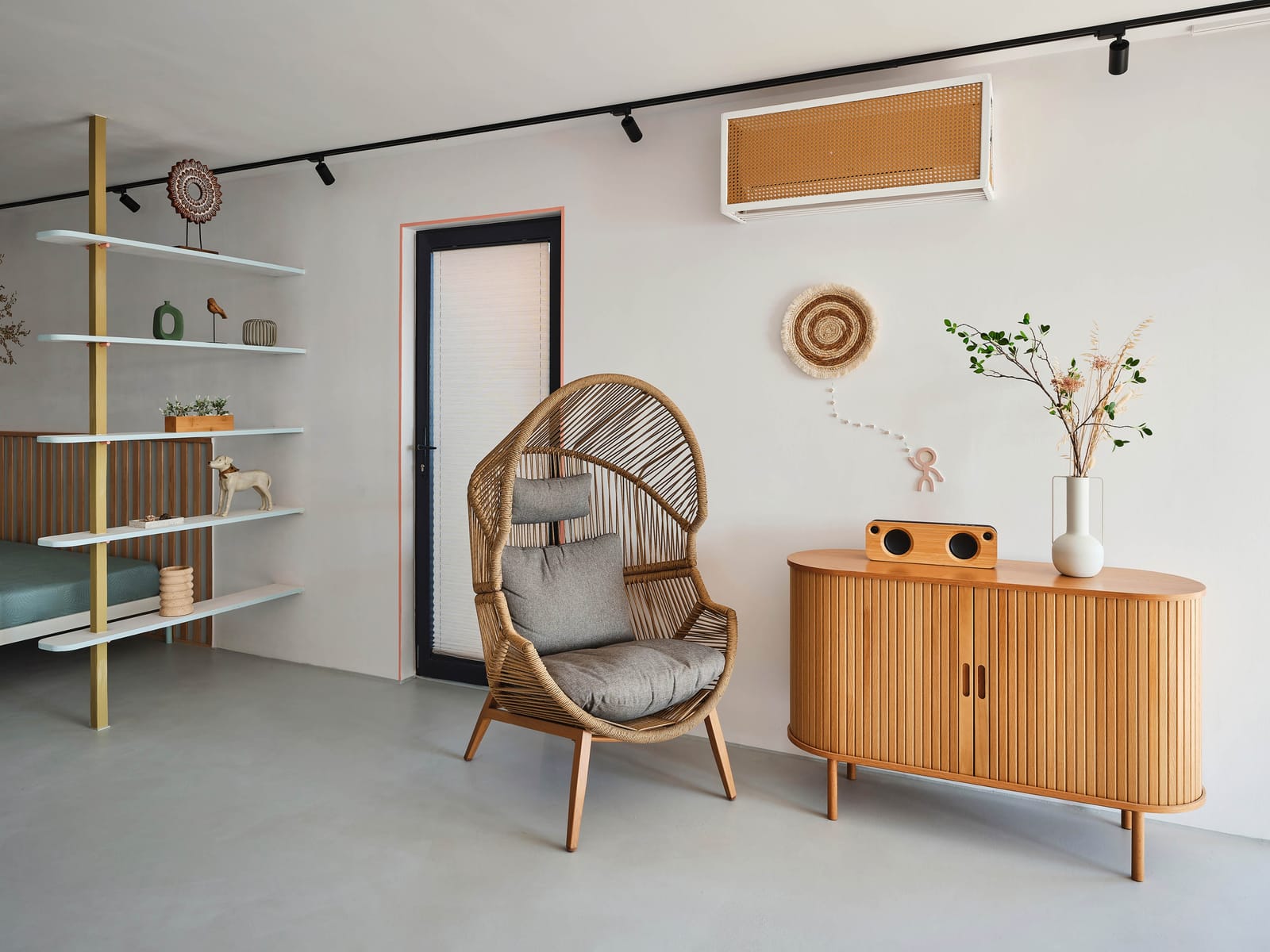 Loft-Style Studio Apartment on the Beach - Photo 32