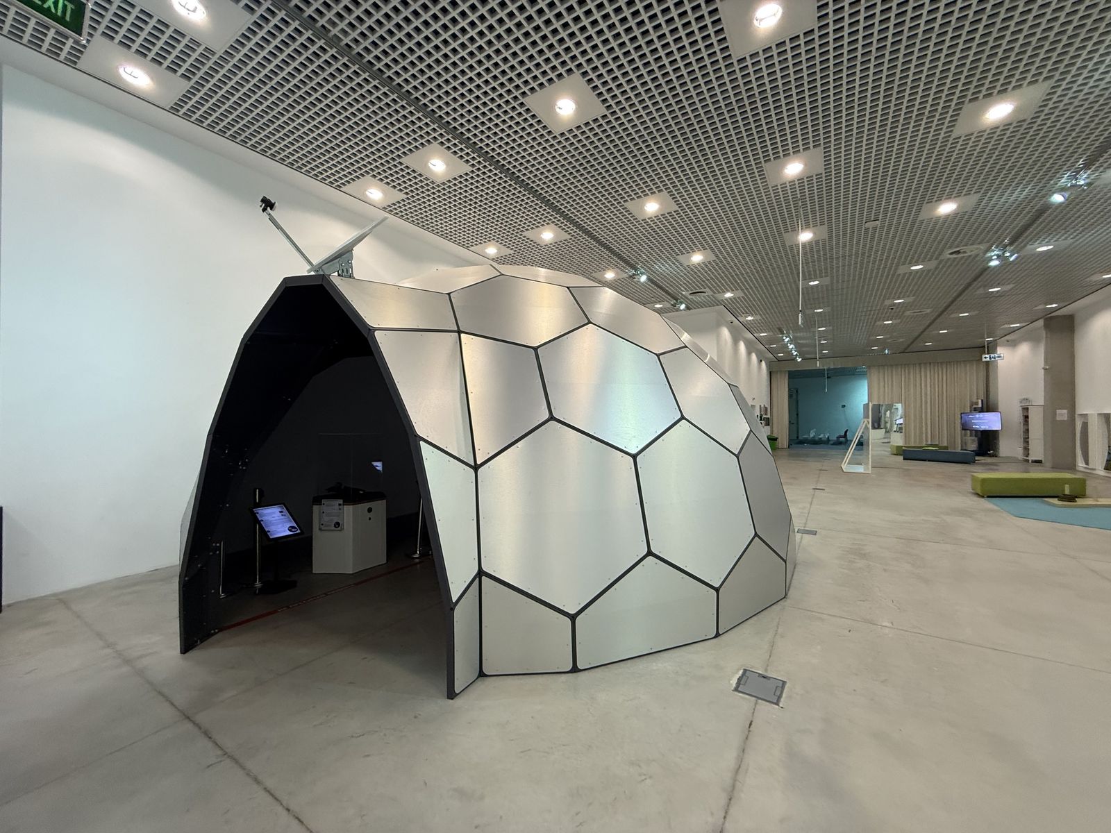 A science Museum with modern interior - Photo 20