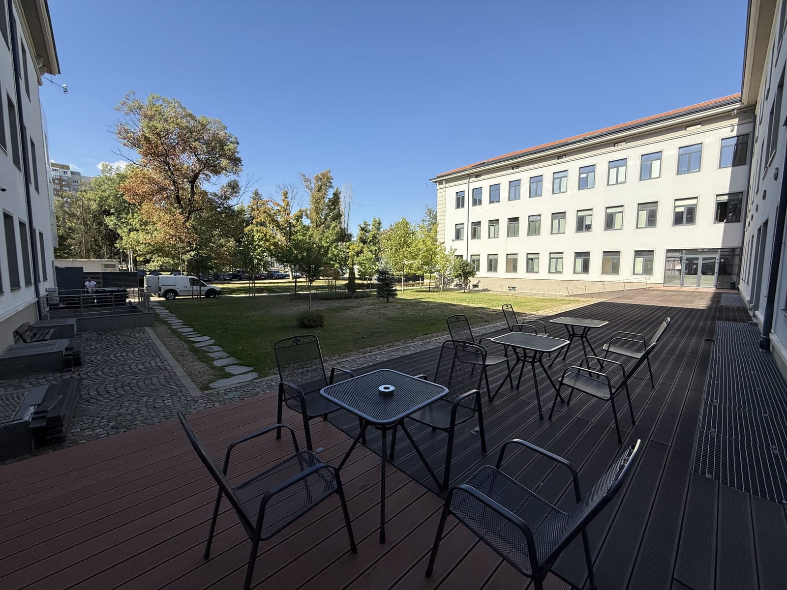 Sunny Courtyard in Sofia - Photo 3