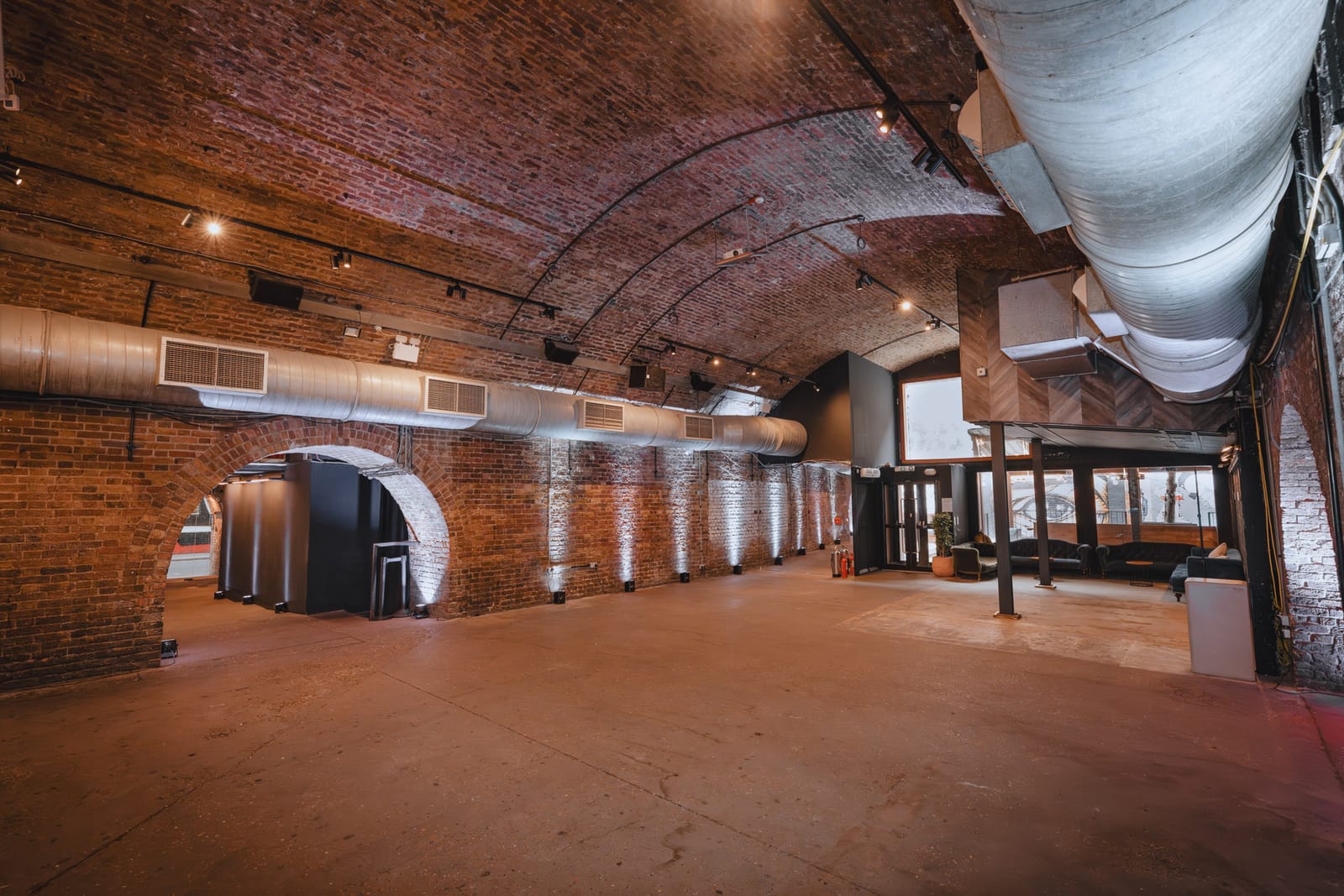 Three Railway Arch Industrial Venue with a Courtyard in Shoreditch - Photo 7
