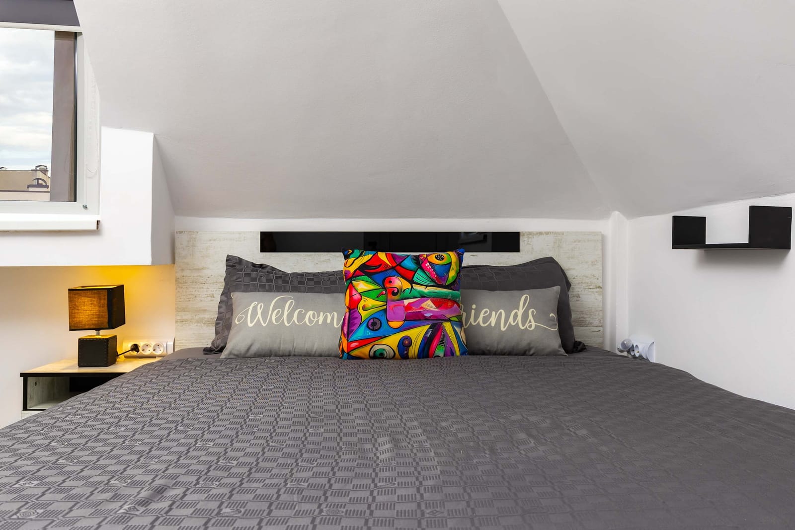 Top-Floor Flat with Balcony - Photo 2