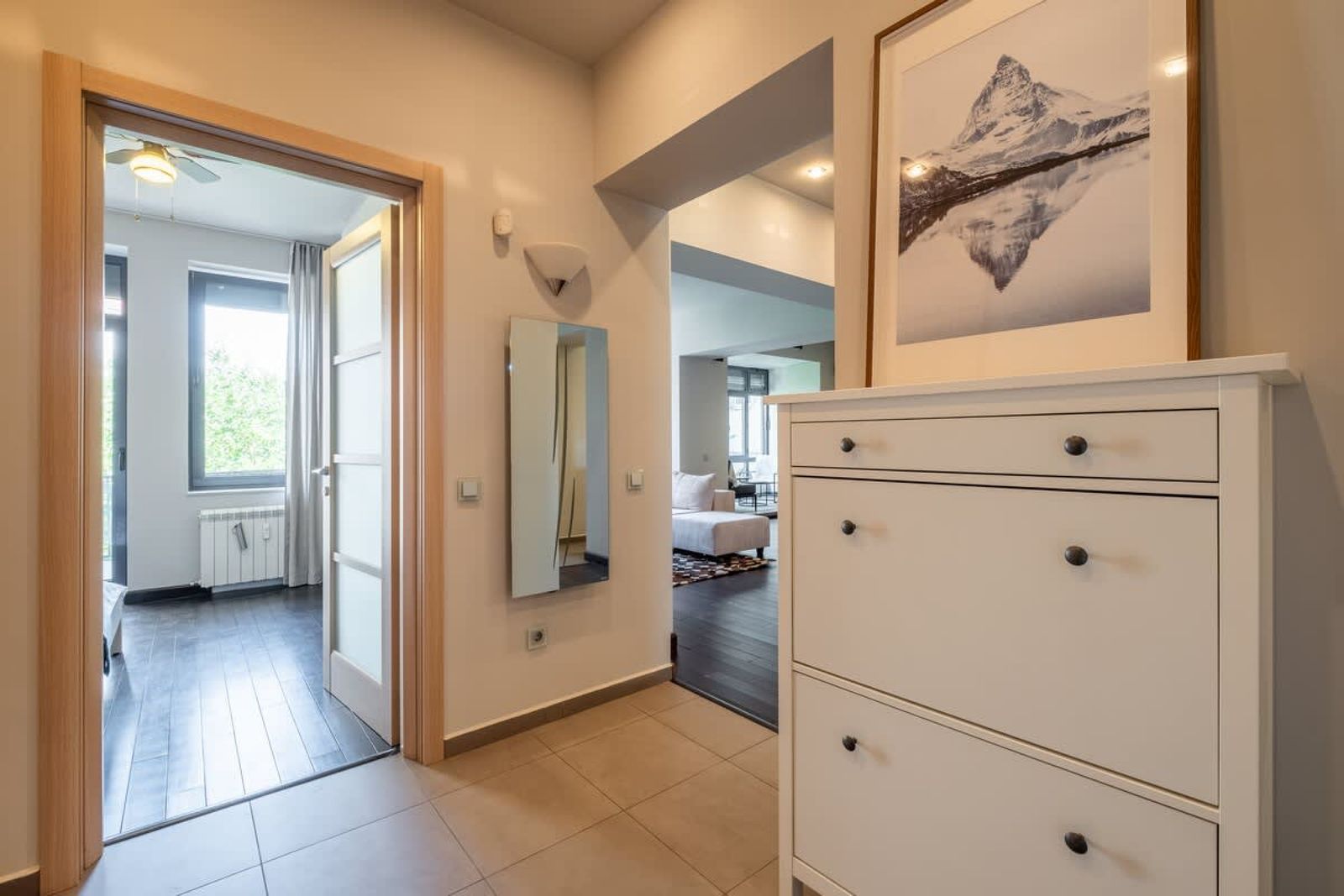 Spacious &amp; Modern 2BD/2BA Flat | Prime Location - Photo 7