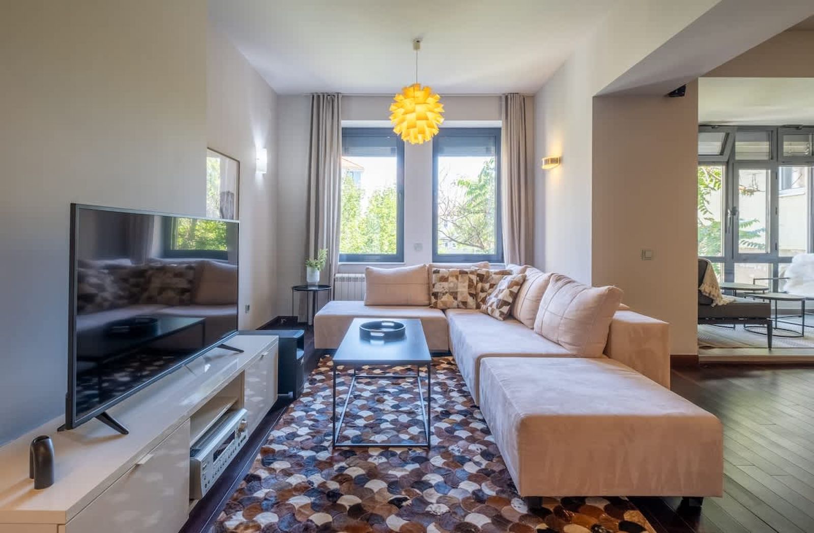 Spacious &amp; Modern 2BD/2BA Flat | Prime Location - Cover Photo