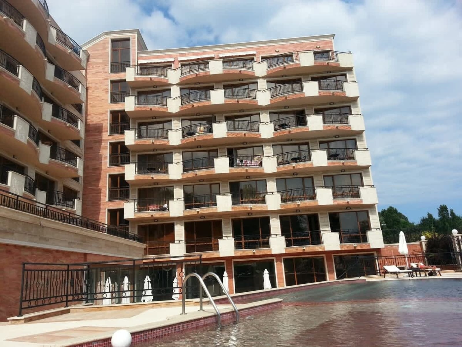 River Park Superior Studio with pool view - Photo 15