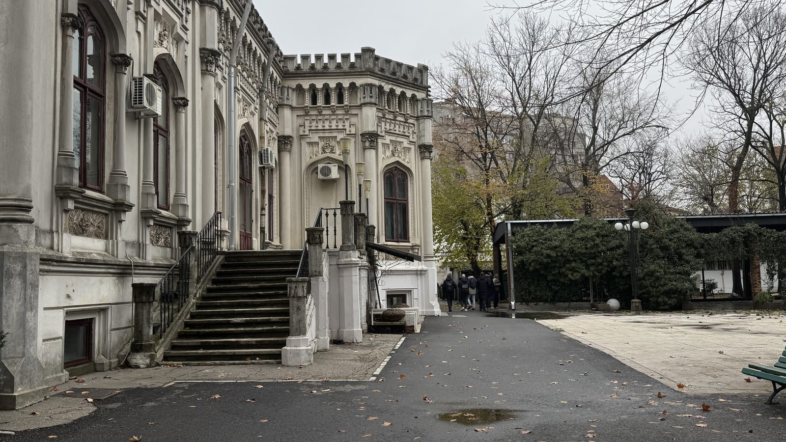 Gothic Mansion in Bucharest - Photo 4