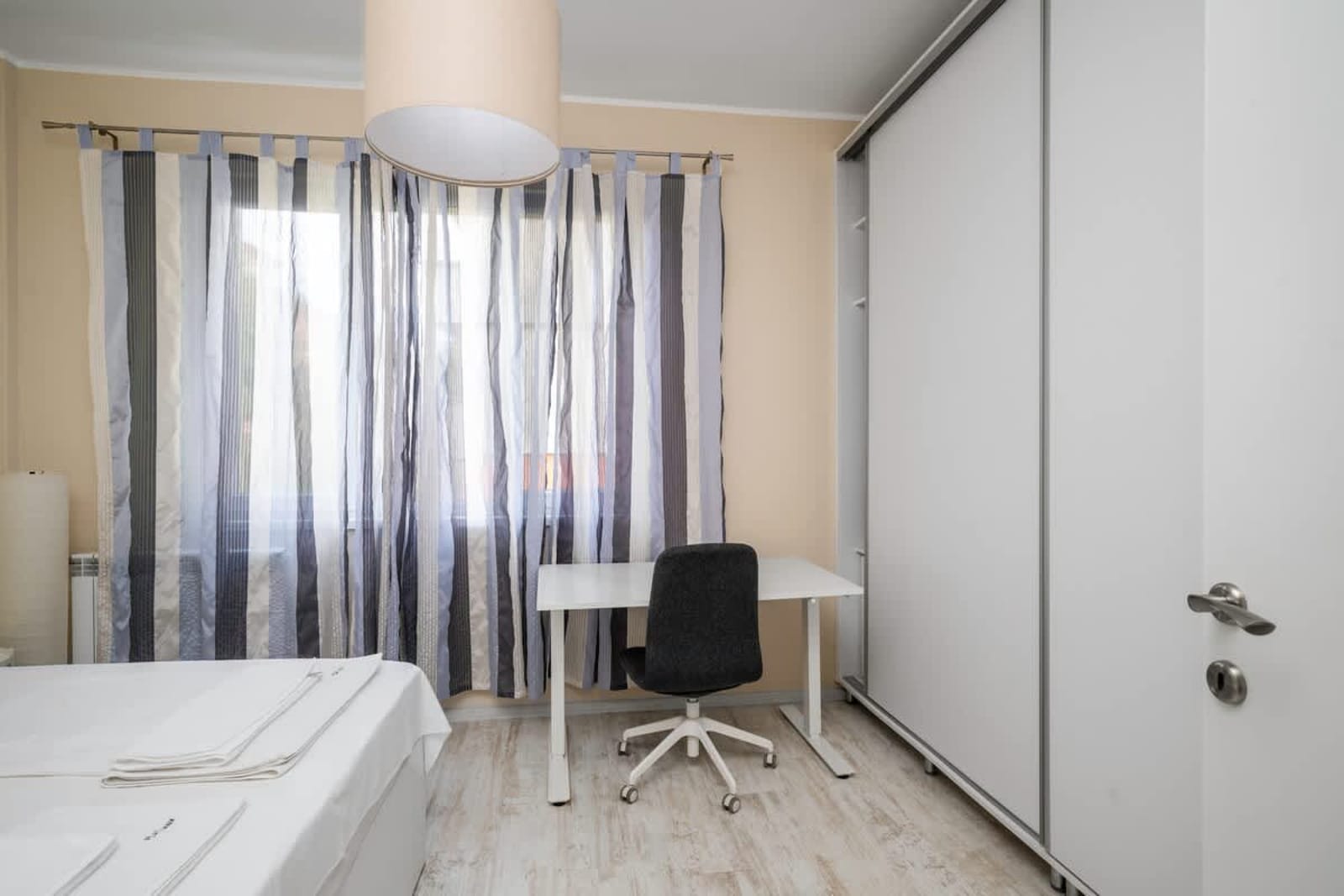 Cozy Nest near Eagle's Bridge with Workspace - Photo 3