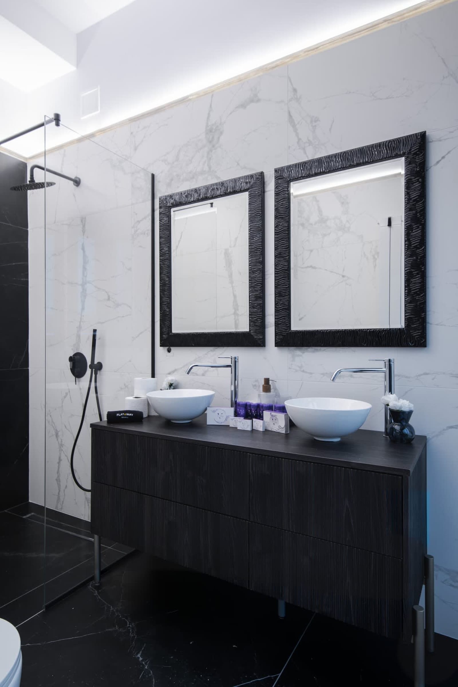 Exquisite Penthouse: Luxe Living with City Views - Photo 22