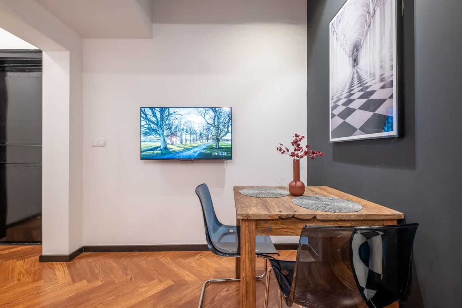 One Bedroom with Parking - Women's Market - Photo 11