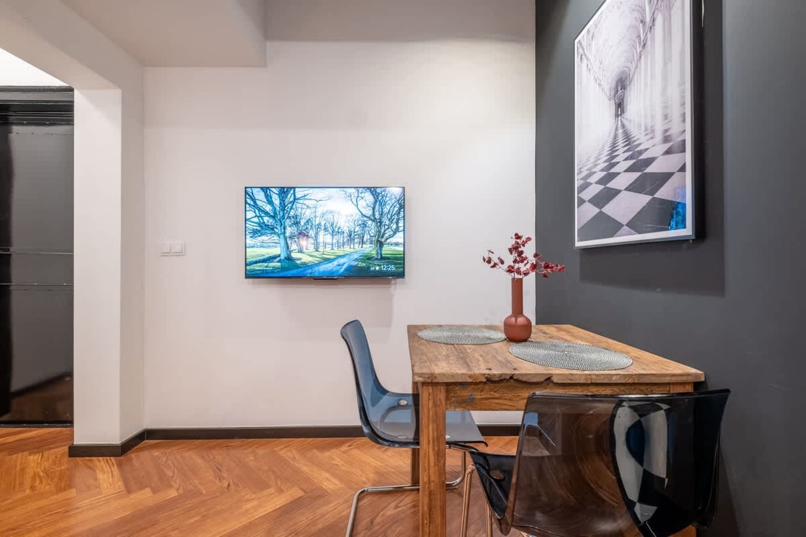 One Bedroom with Parking - Women's Market - Photo 11