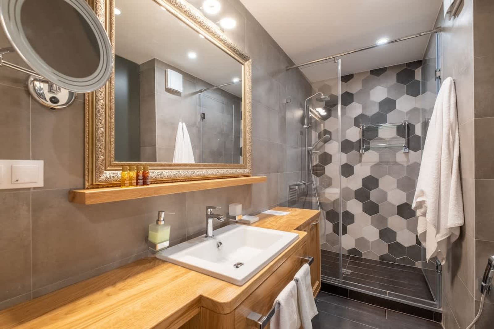 High-end Designer 2BR Aprt + Lift&amp;Balconies - Photo 43