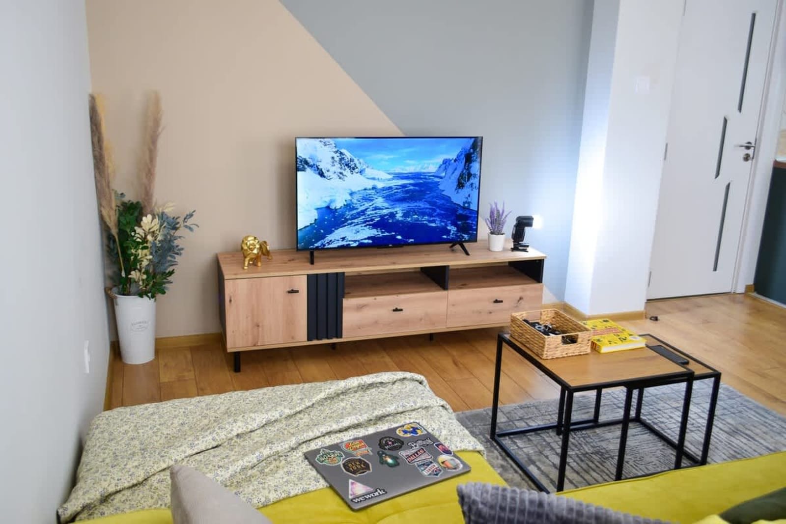 City Center Charm: 2BR Apartment - Photo 14