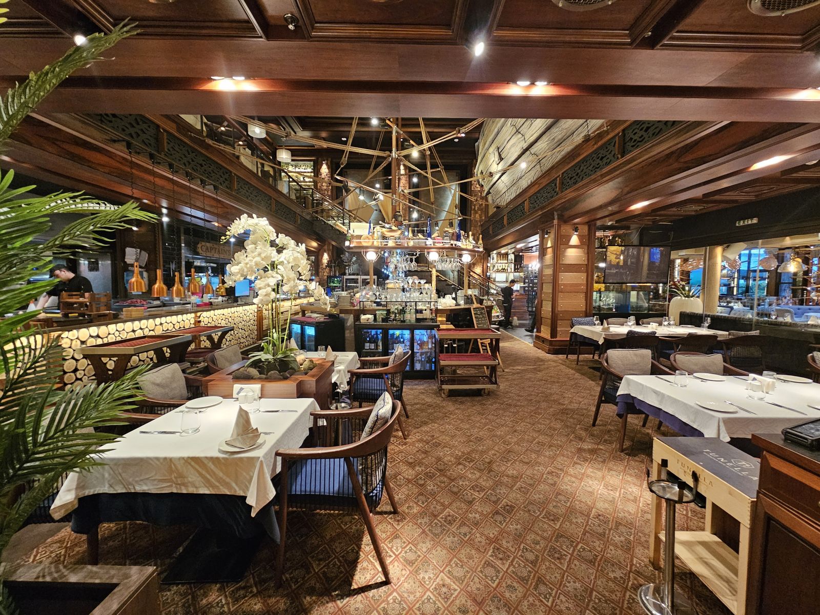 Adventurous High-luxury Restaurant in Sofia - Photo 14