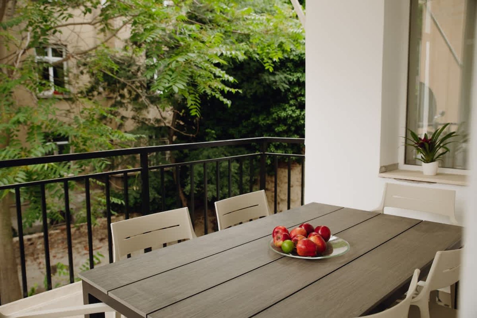 Elegant Escape - High Ceilings, Balcony &amp; Piano - Photo 3