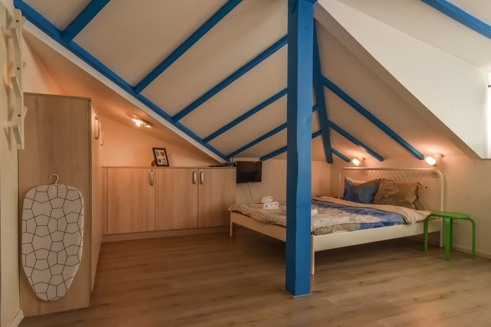 The Ivy House - A Cozy Attic near the City Center - Photo 15