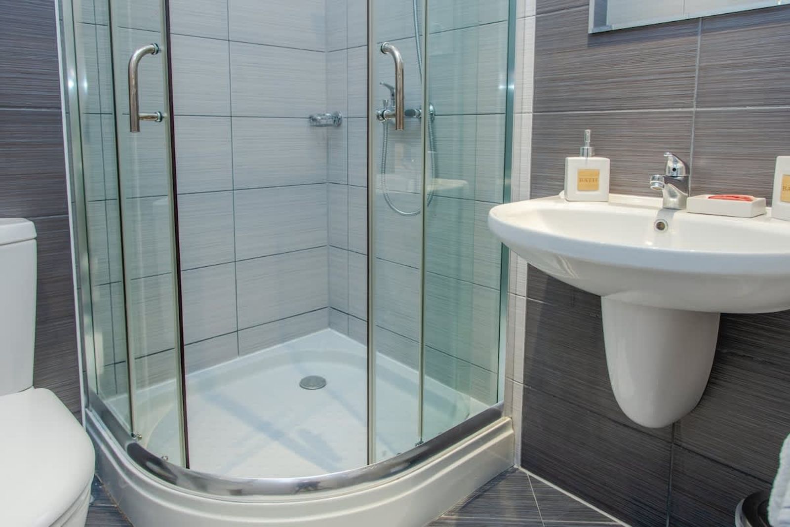 Lovely 3BD flat with Parking and Sea View - Photo 39