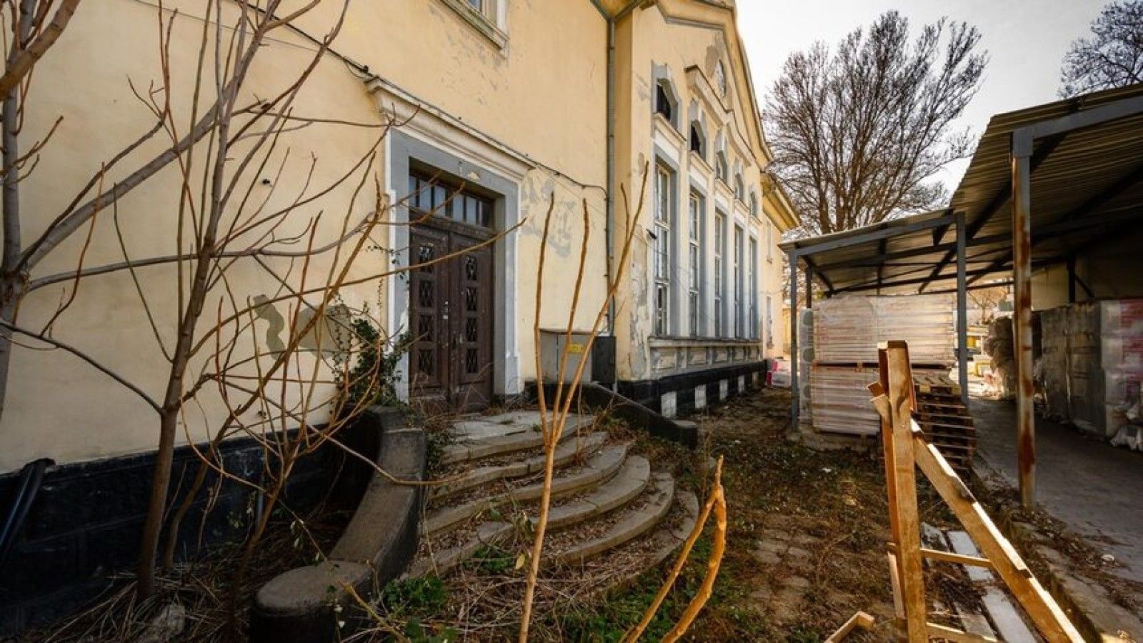 Small train station from the turn of the 20th Century_Main entrance