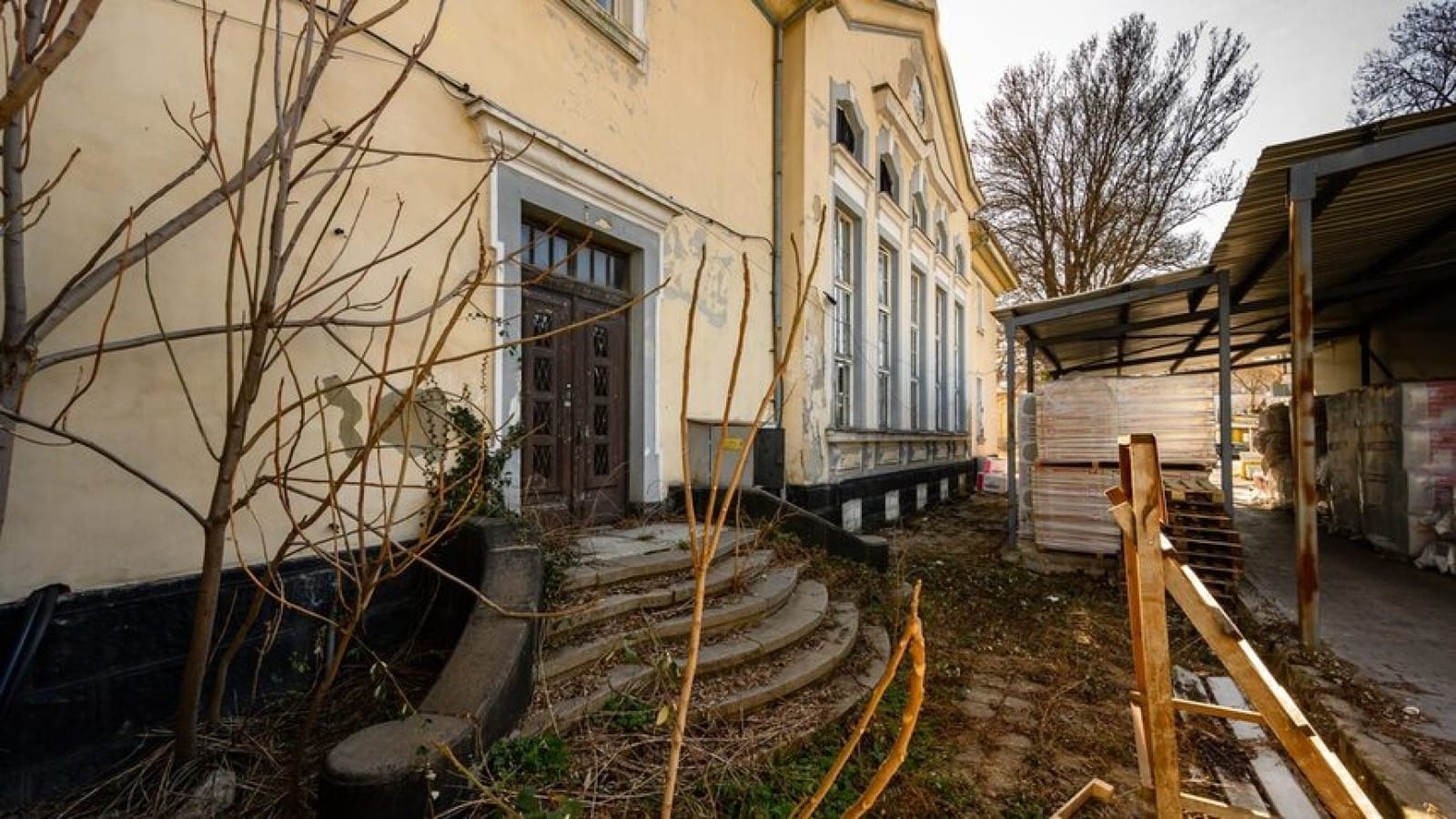 Small train station from the turn of the 20th Century_Main entrance