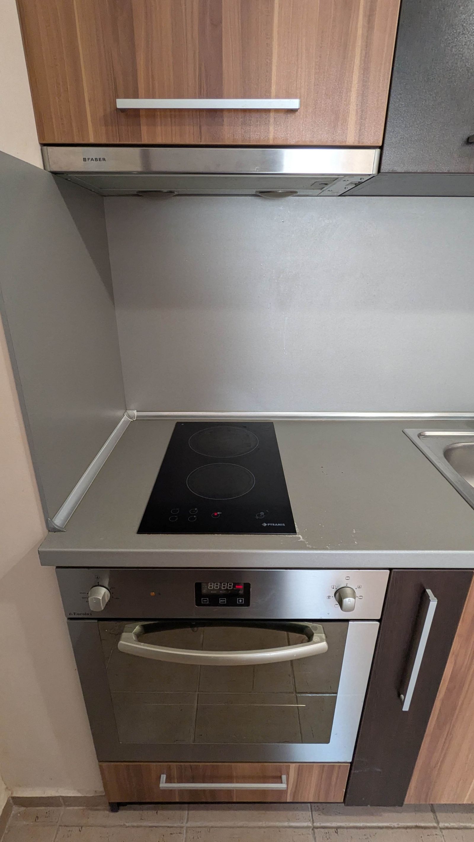 Bright and Spacious Beachfront Apartment with Sea View - Photo 6