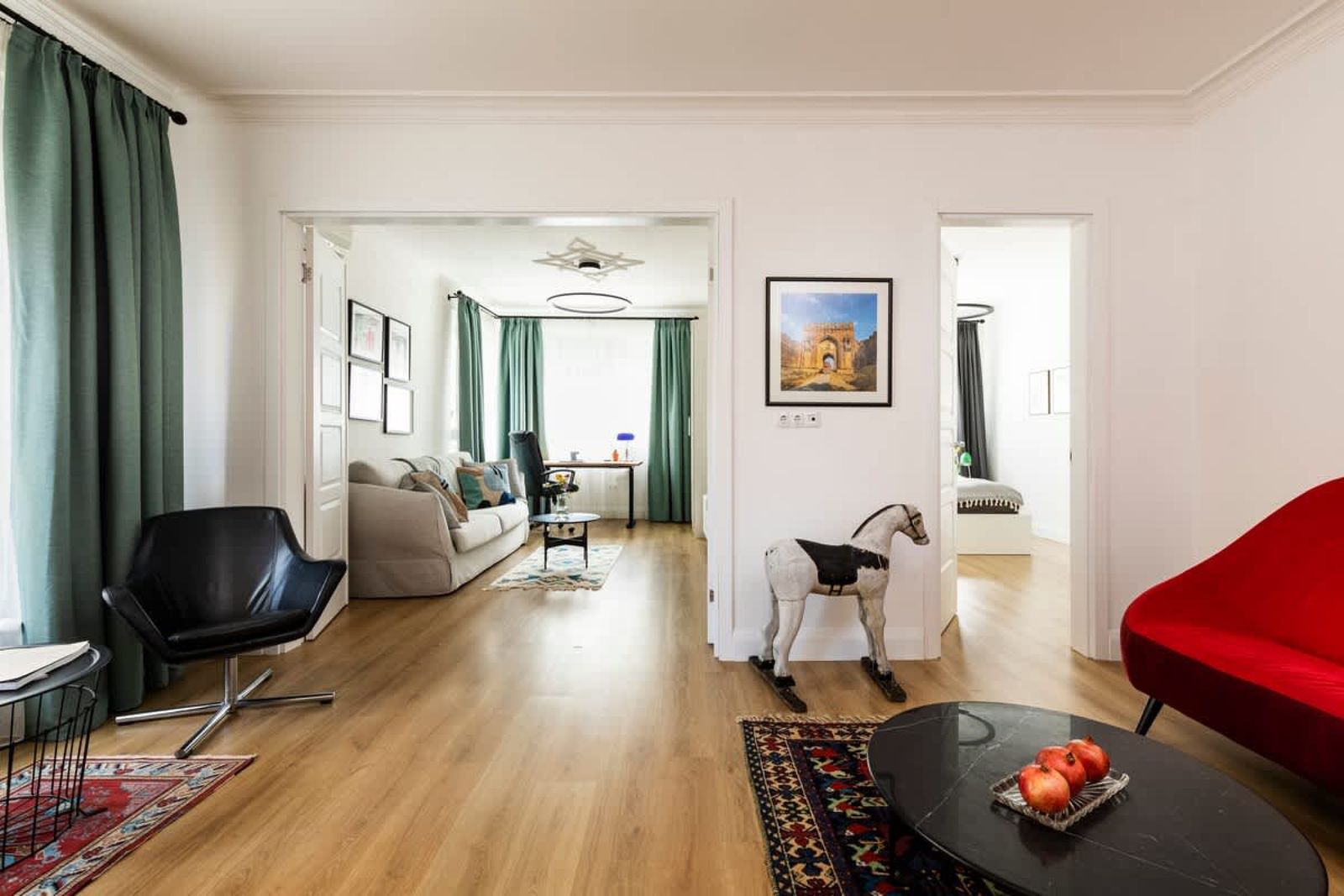 A French affair. With parking, style and elegance. - Cover Photo