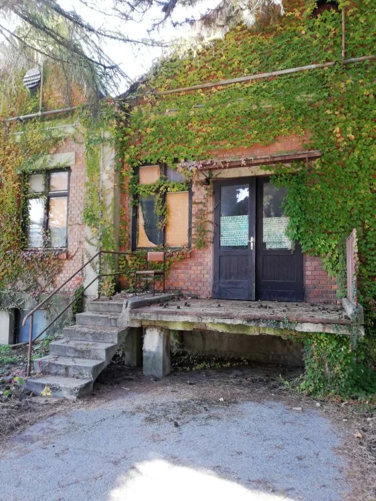 Beautiful Abandoned Factory - Photo 9