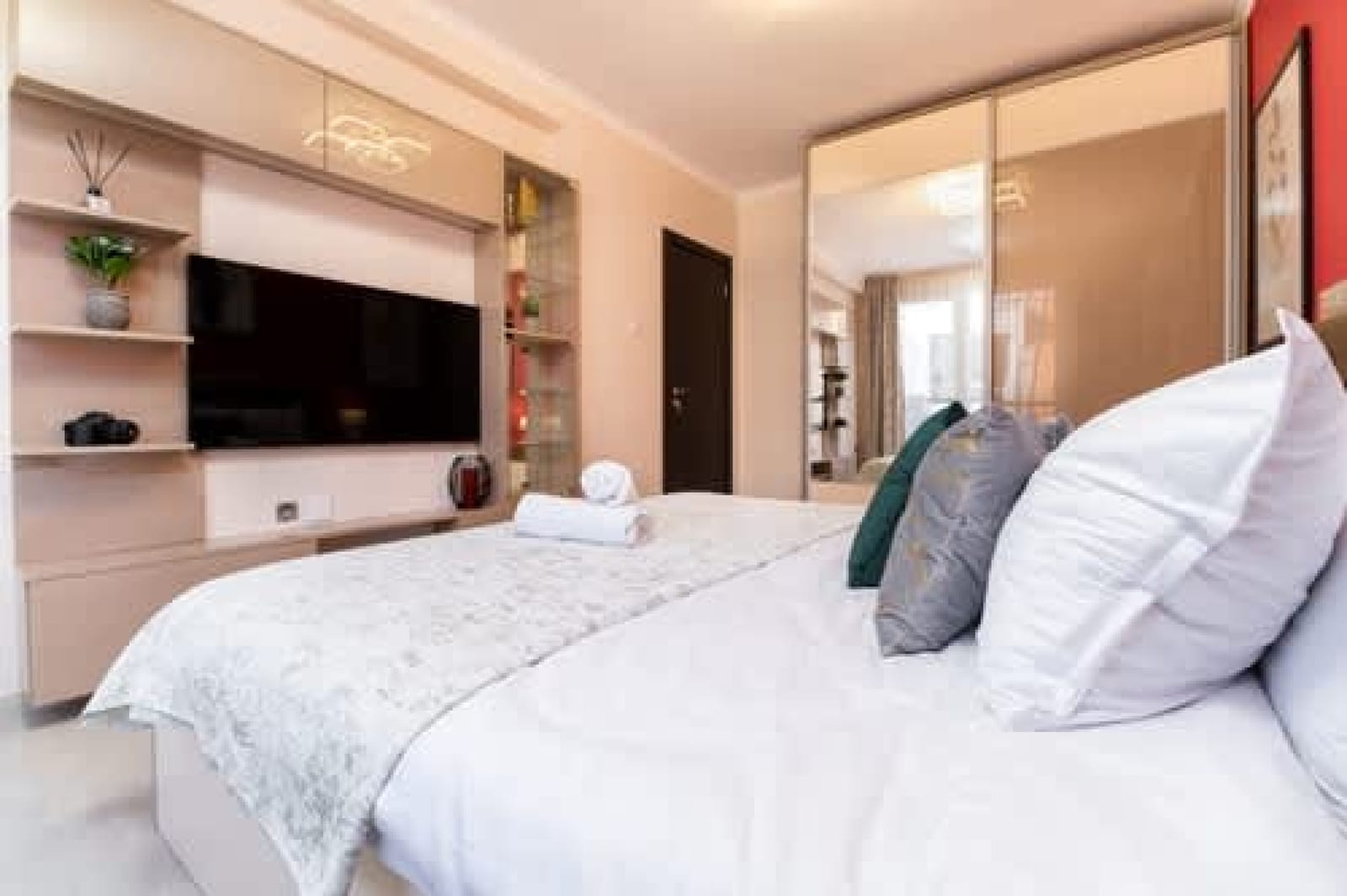 City Center Perfect: 3BR Apartment - Photo 2