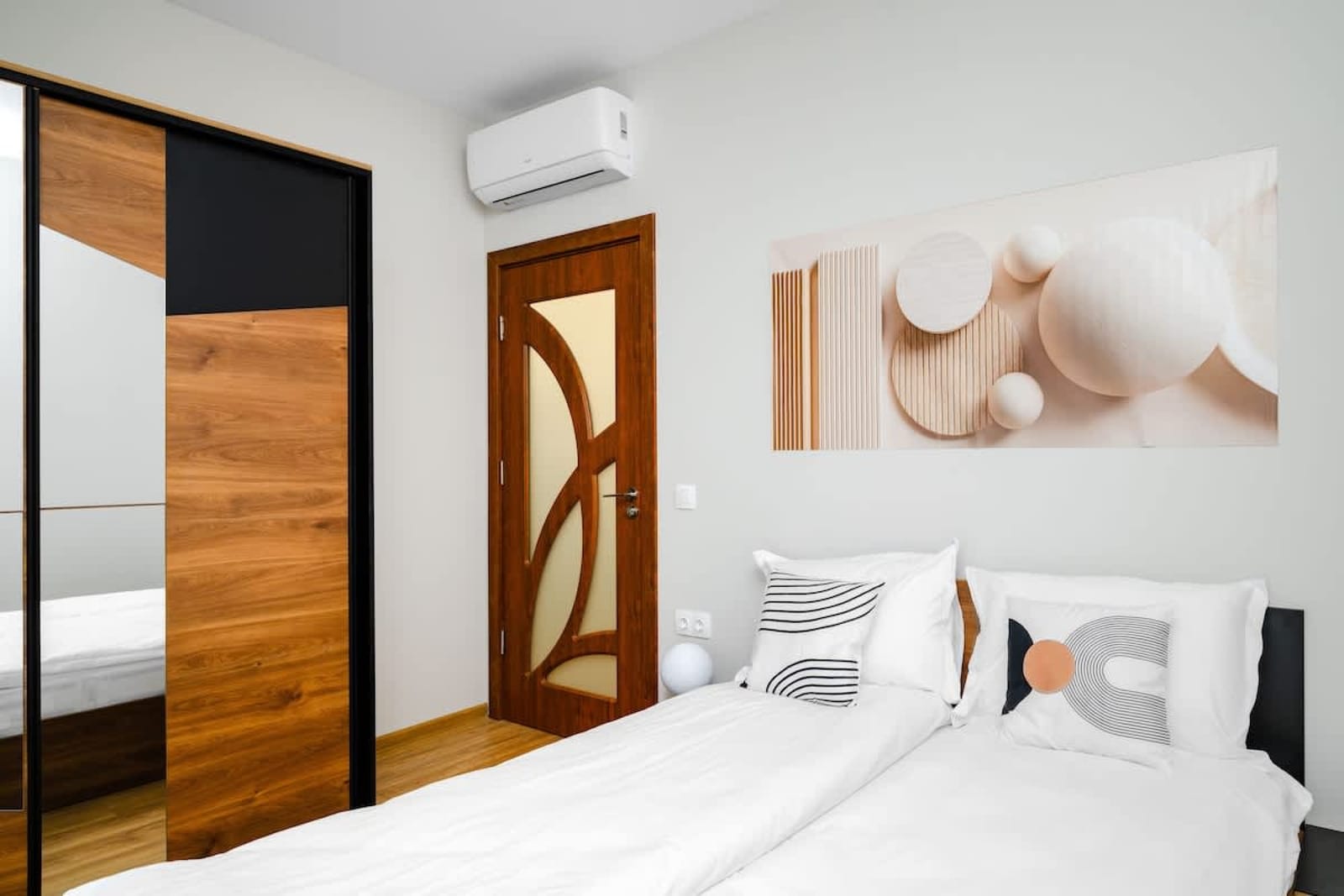 Modern Stay with Balcony and Parking - Photo 11