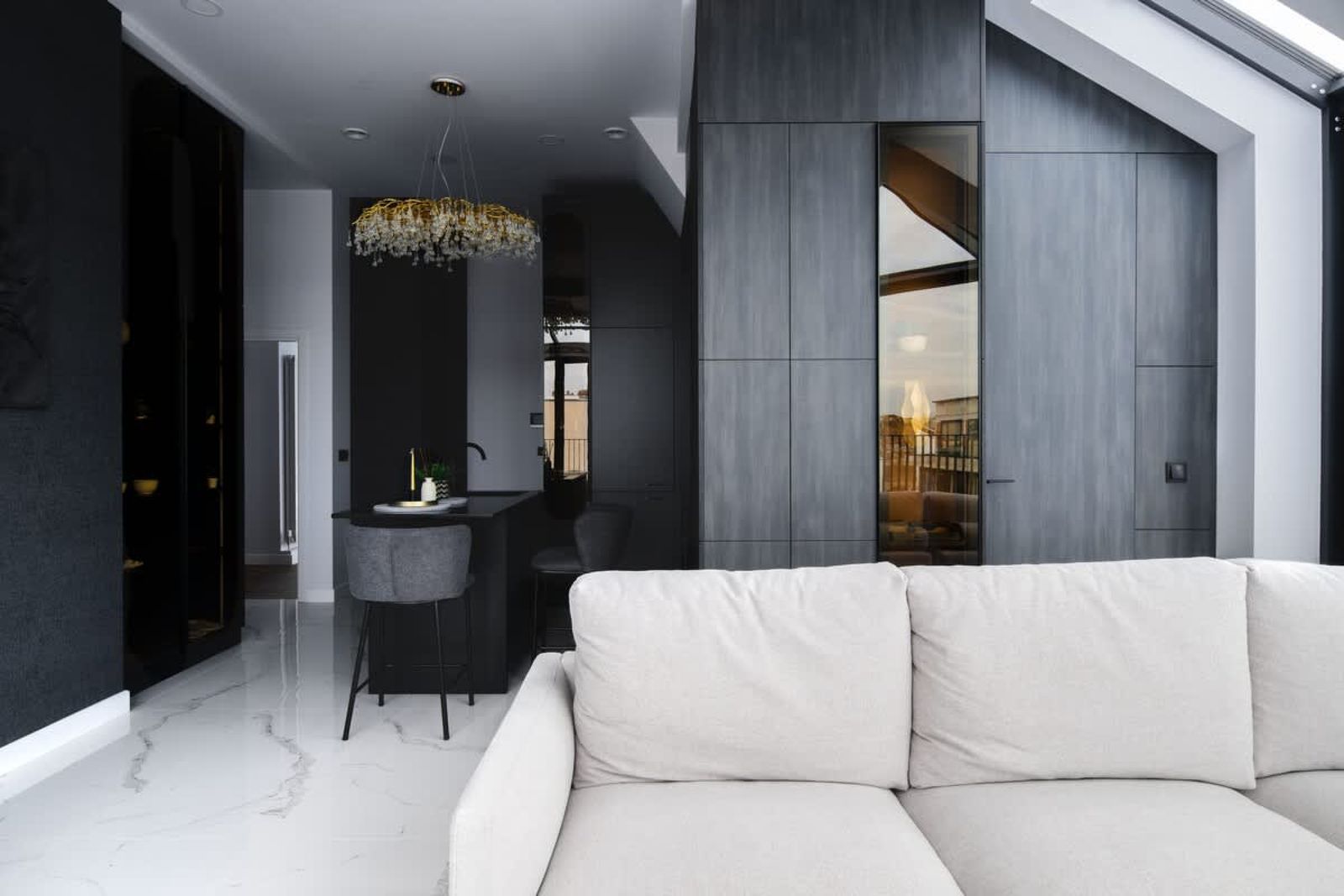 Exquisite Penthouse: Luxe Living with City Views - Photo 10