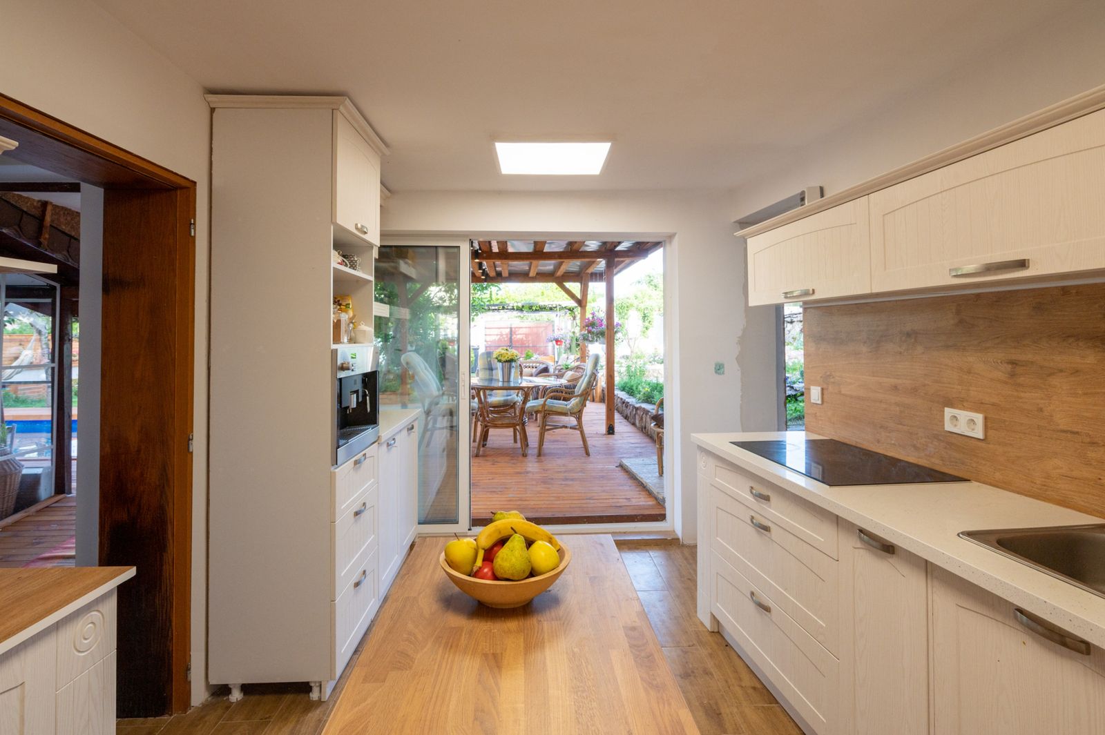 Modern and Cinematic Villa in the area of Sofia - Photo 12