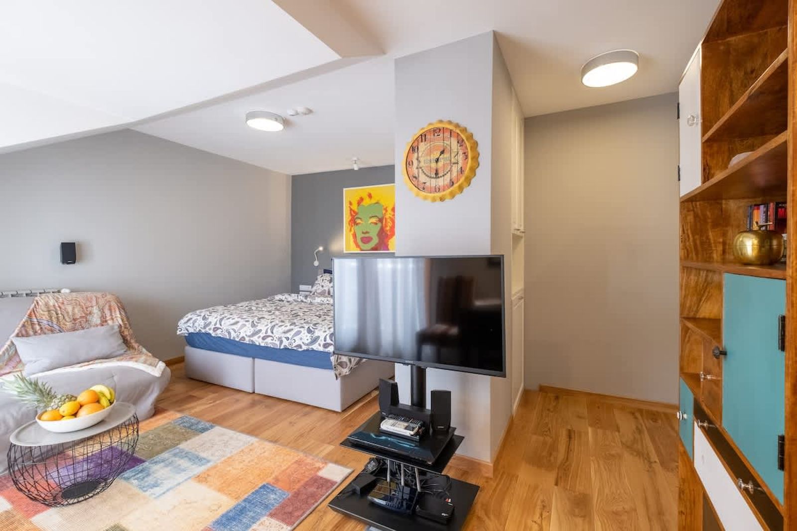 High-end Designer Studio - AC + Parking - Photo 7