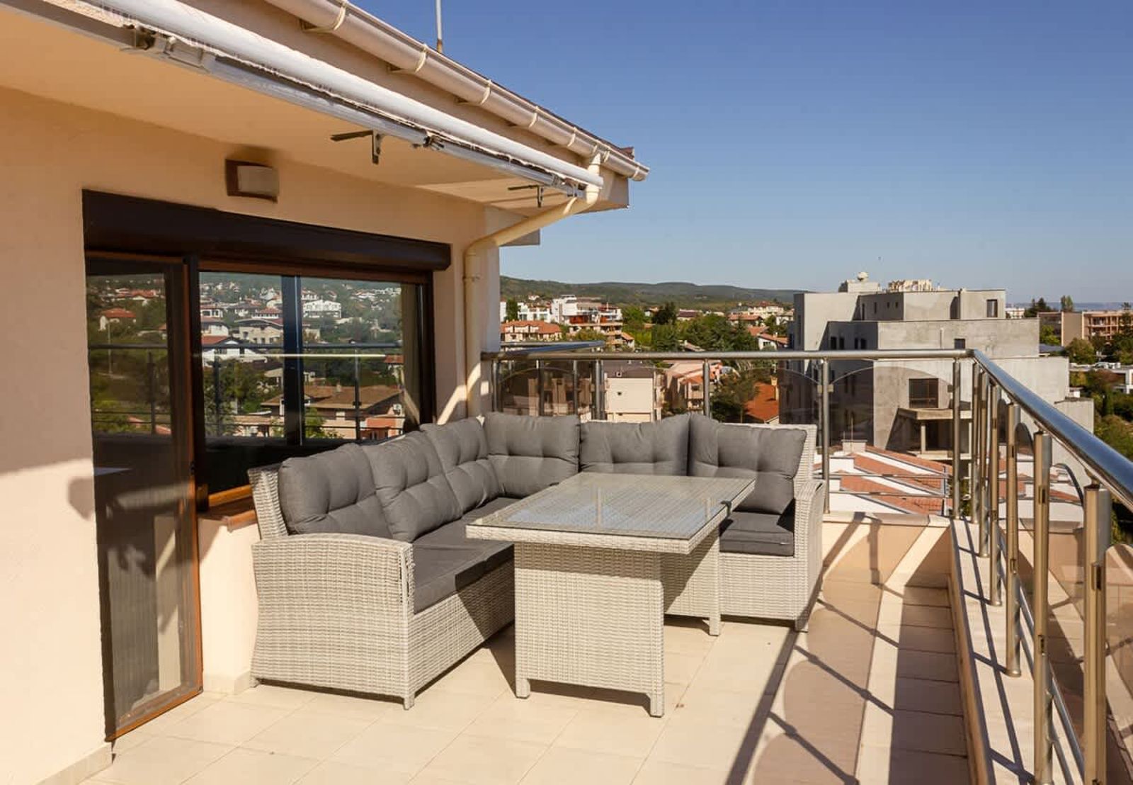 Spacious 3BD Flat with Large Terrace &amp; Sea View - Photo 14