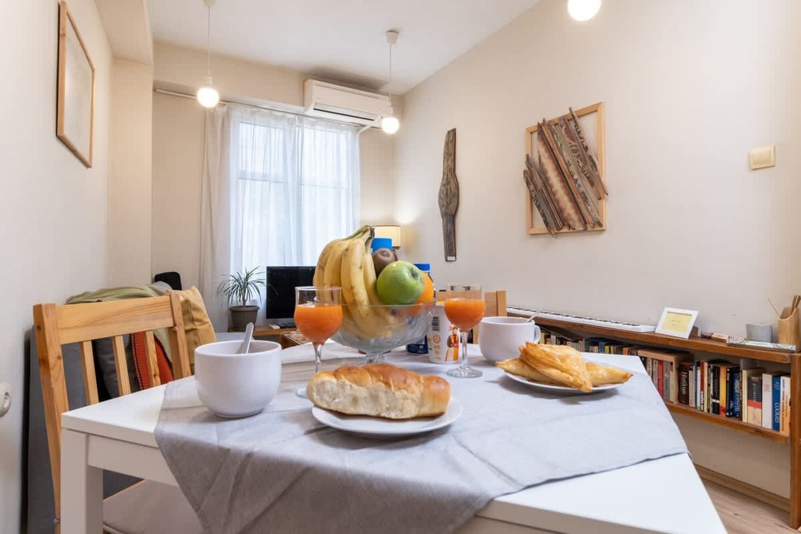 Chic Urban Getaway in City Center - Photo 7