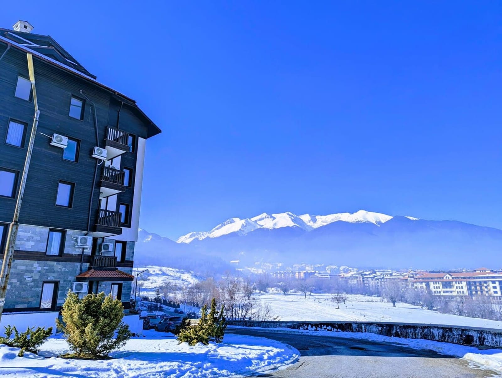 Stylish 2BD Apartment with Panoramic Mountain View - Cover Photo