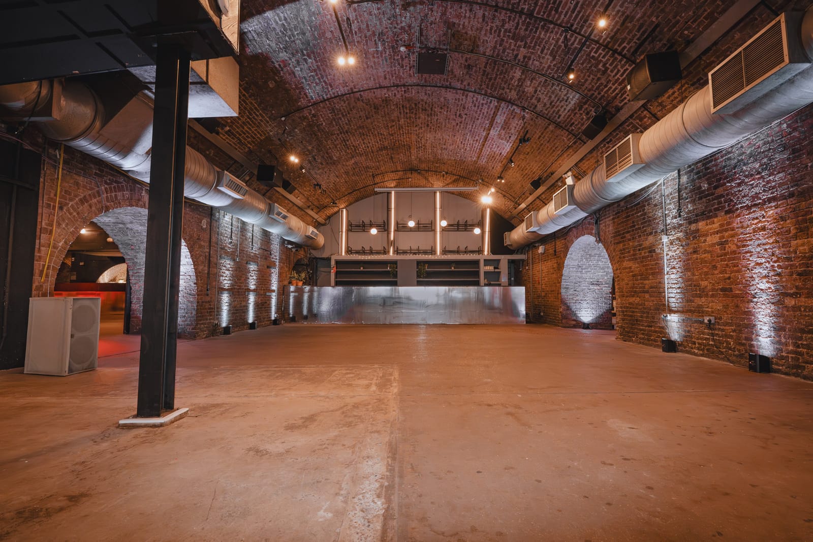 Three Railway Arch Industrial Venue with a Courtyard in Shoreditch - Photo 6