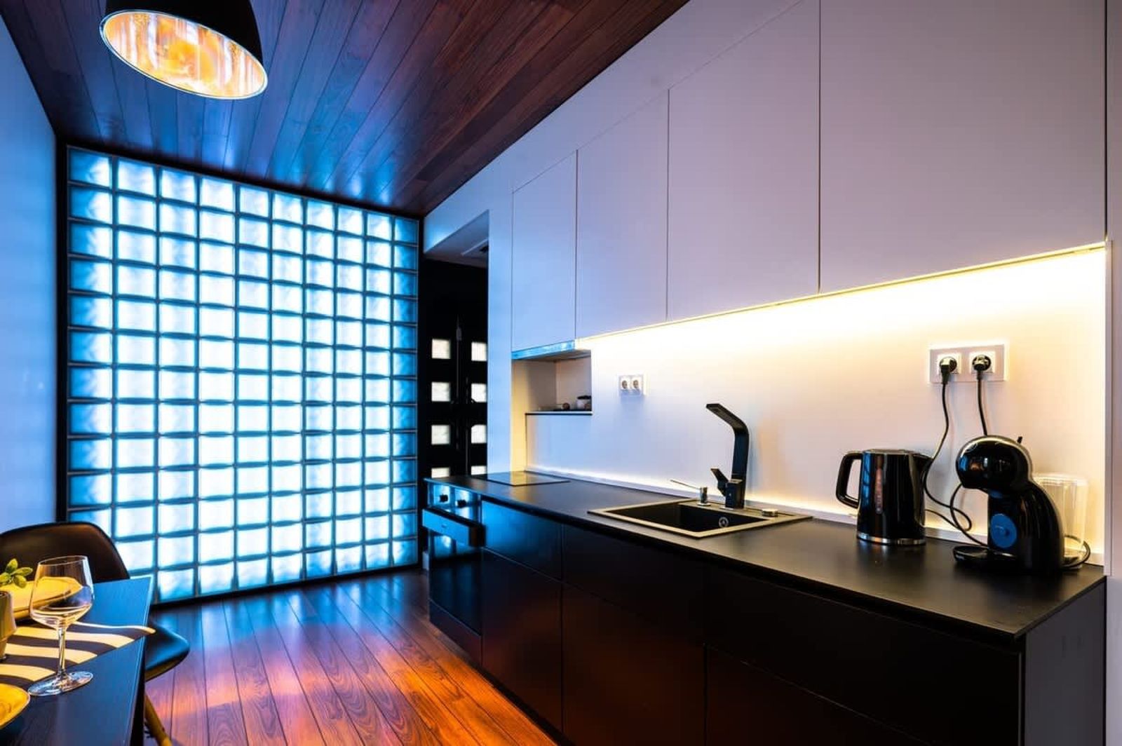 Urban Oasis: Modern Studio with Private Garden - Photo 2