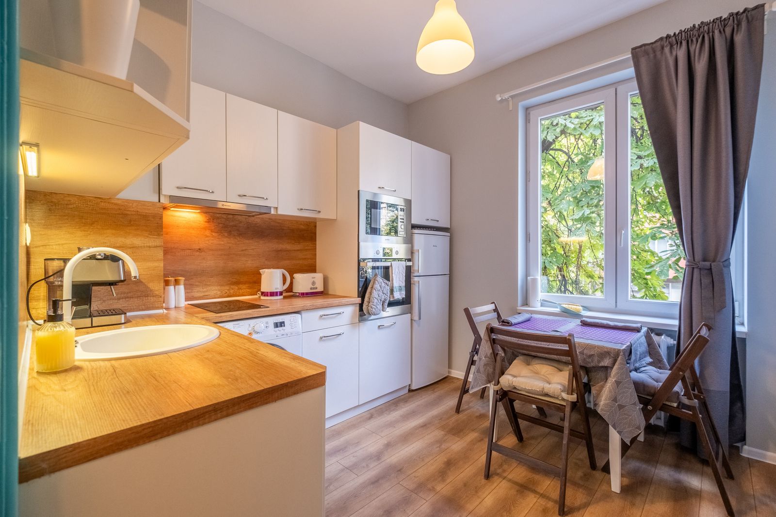 Great Central Cozy Apartment - Cover Photo