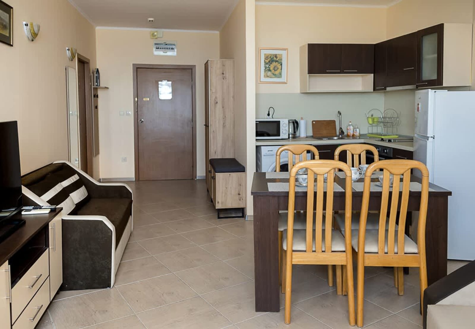 Cozy Retreat with Sea View &amp; Balcony | Nikea Park - Photo 8