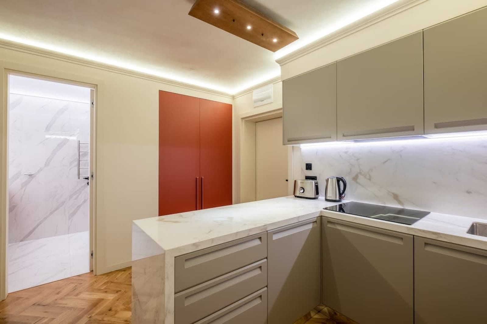 SOFapart Boutique Apt with 3 BDR + 2 BTH &amp; Parking - Photo 10