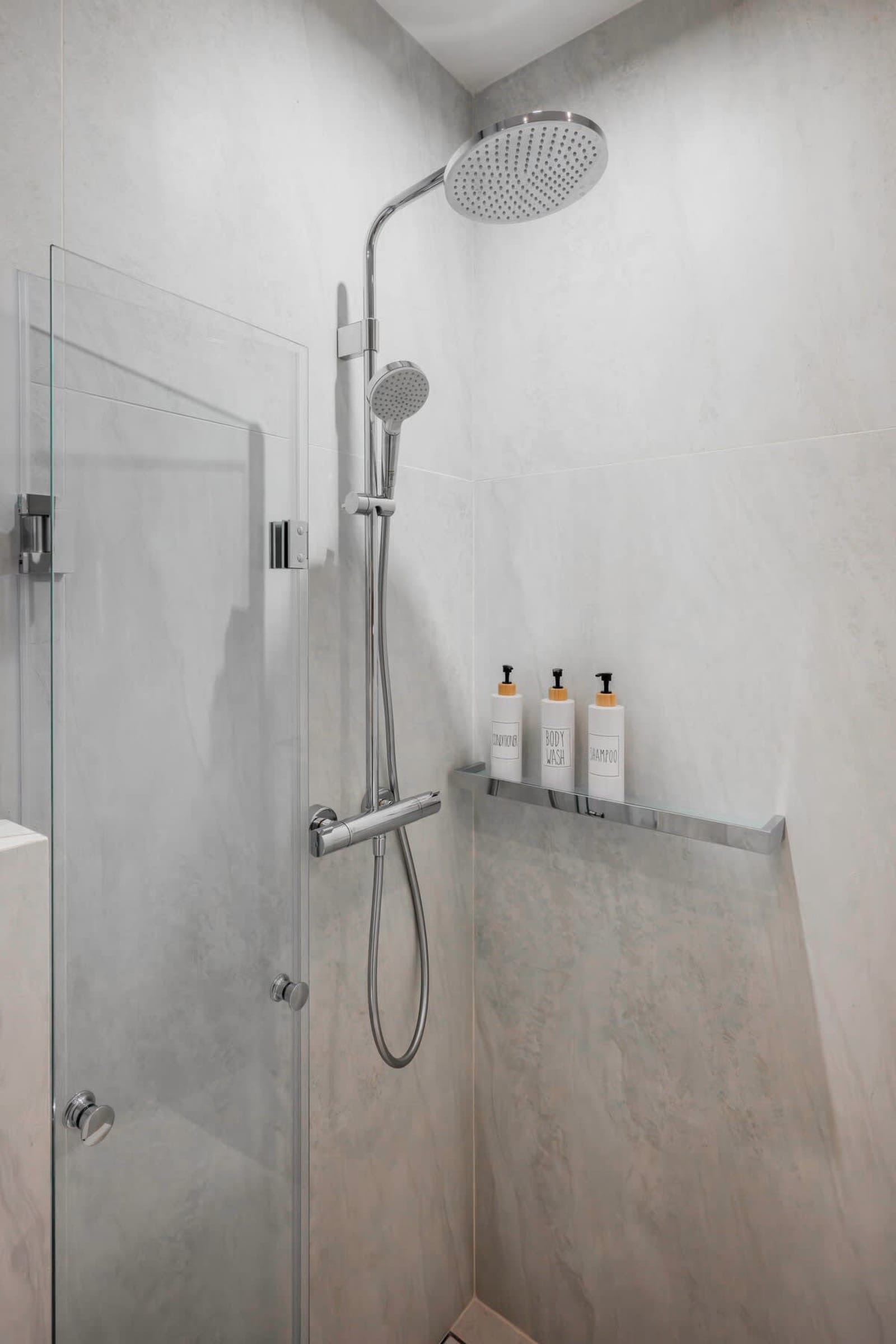 Urban Charm &amp; Comfort - Chic 2BD in Prime Location - Photo 22