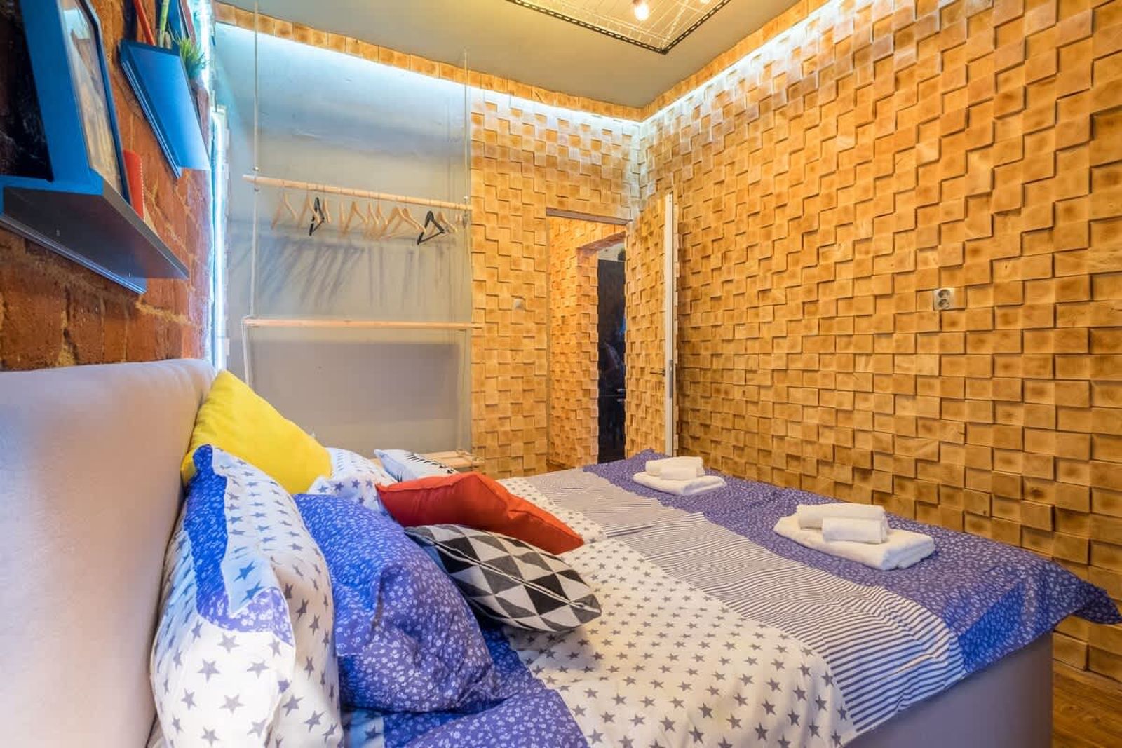 2 BDR &amp; 2 BTHR Funky Apartment / Supreme Location - Photo 9