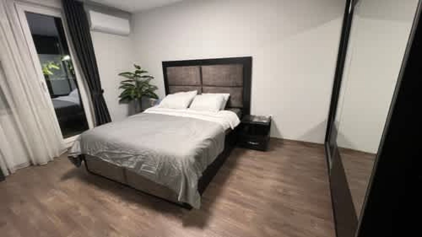 Plovdiv Central: Modern 1BR with Netflix &amp; Balcony - Photo 2