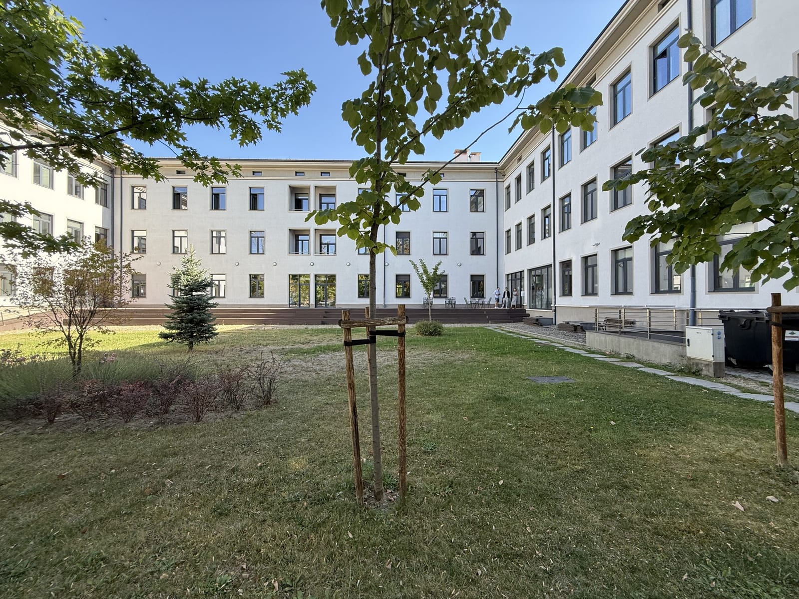 Sunny Courtyard in Sofia - Photo 11