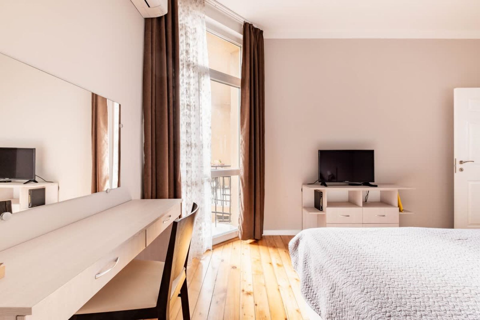 New 1930s quiet central apartment w/AC - 2 bedroom - Photo 12