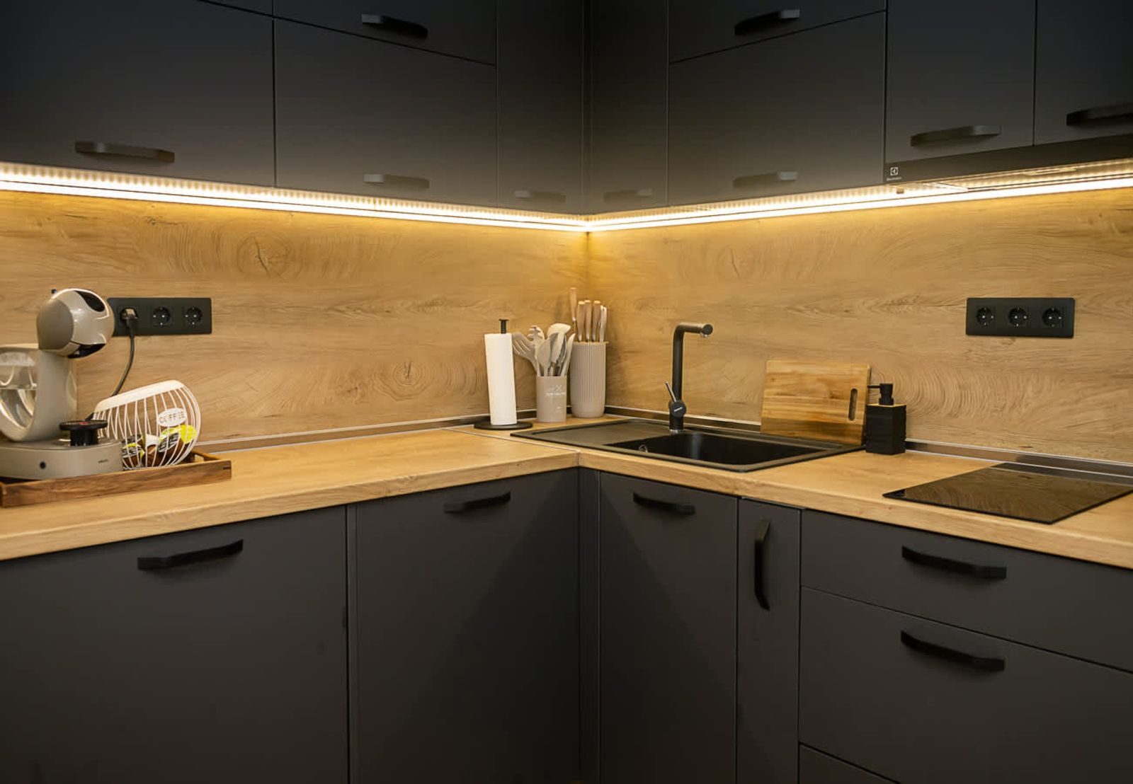 Cozy 1-Bedroom with Sea View &amp; Parking - Photo 12