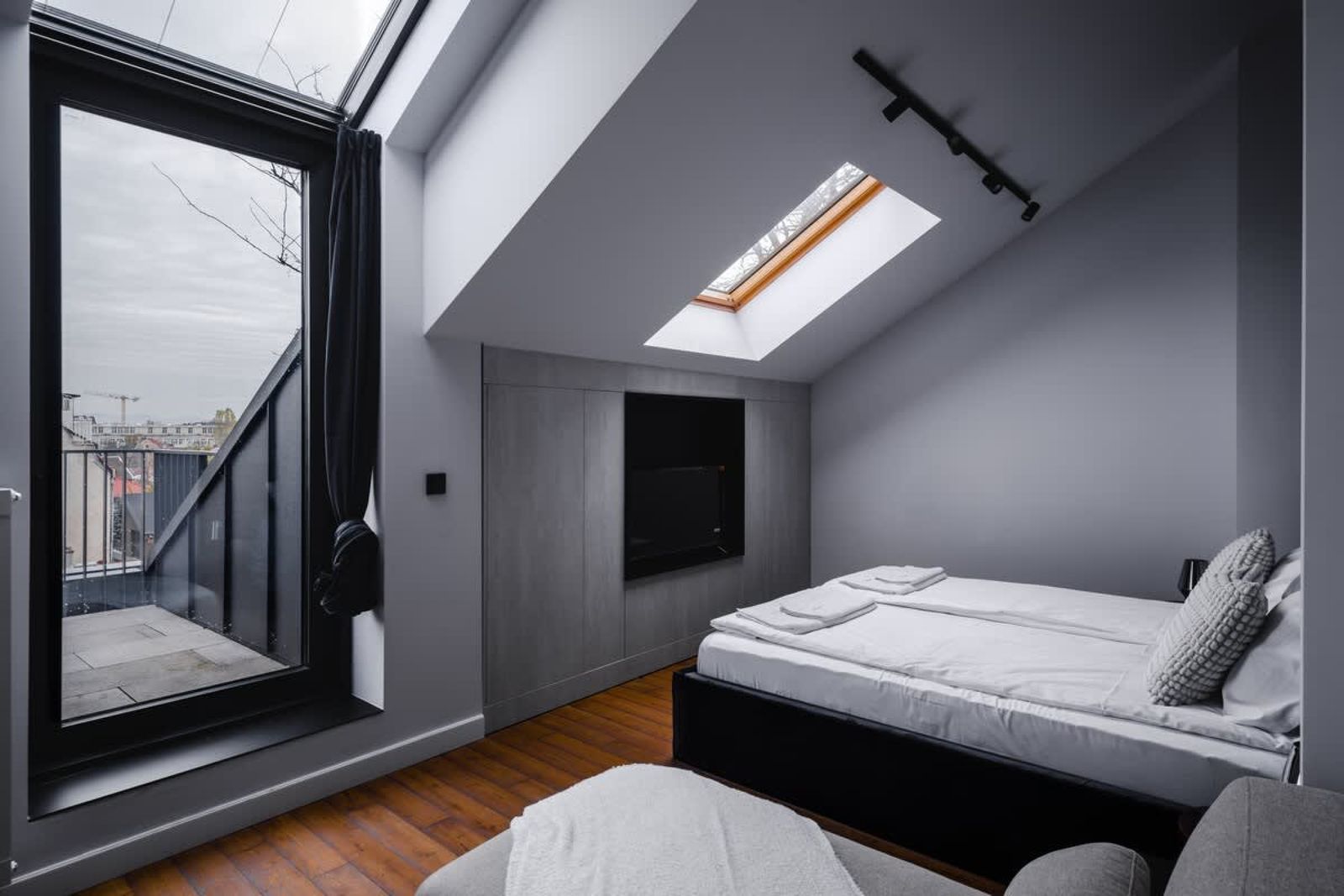 Exquisite Penthouse: Luxe Living with City Views - Photo 17