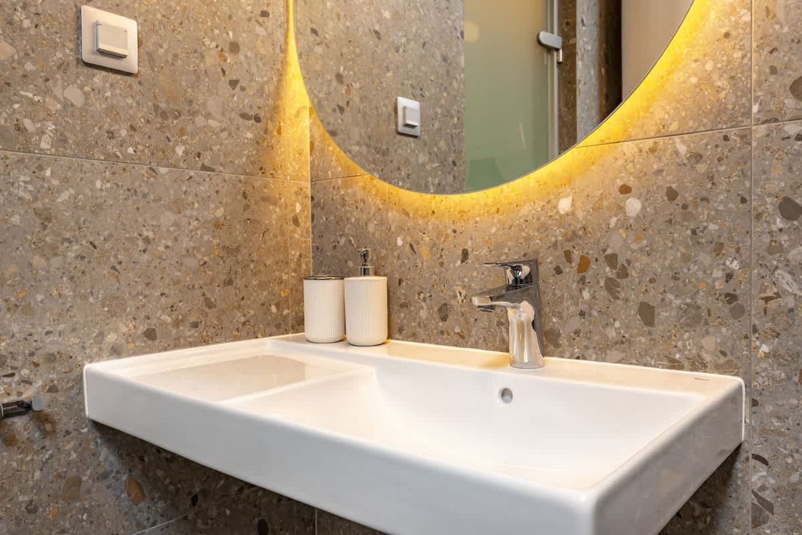 Downtown Modern Studio with Balcony - Photo 18