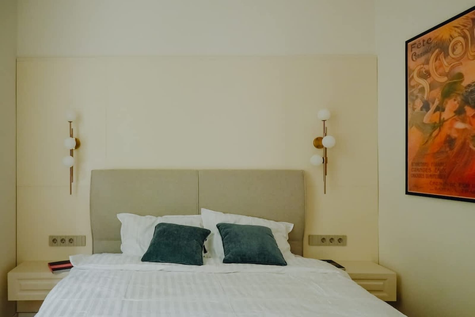 Elegant Escape - High Ceilings, Balcony &amp; Piano - Photo 4