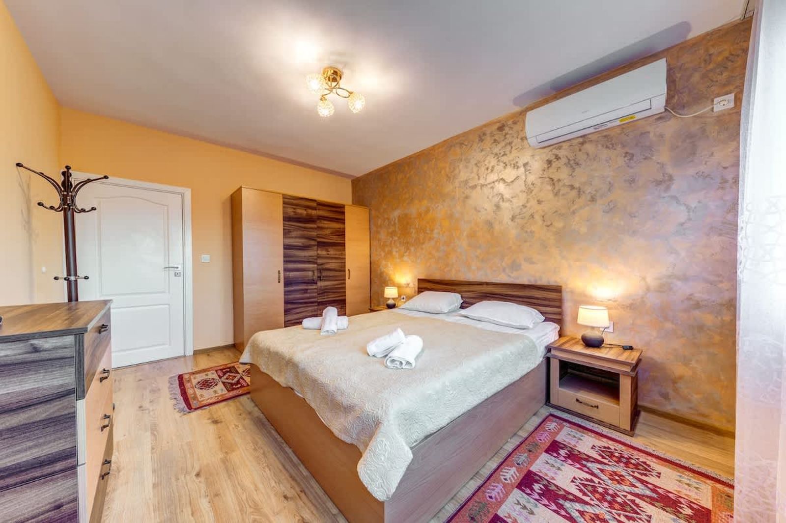 Bright retreat with Balcony &amp; Mountain Views - Photo 12