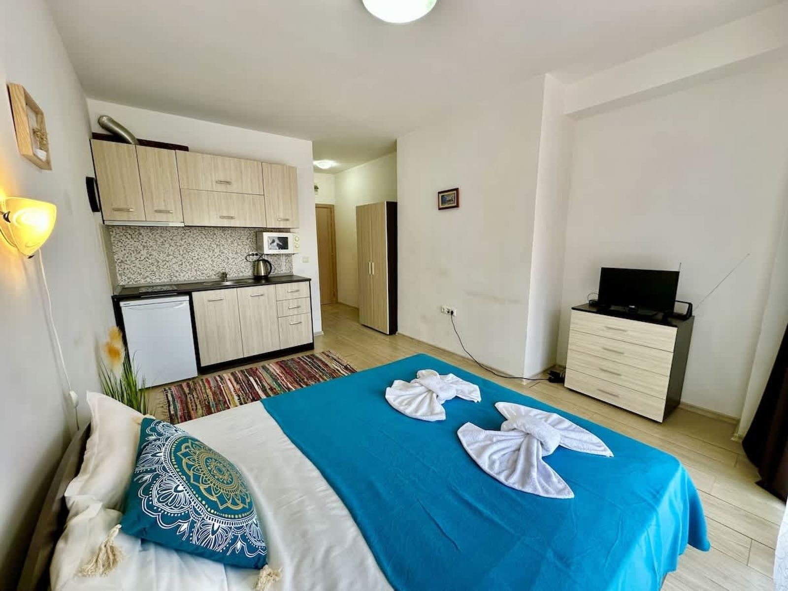 Cozy pool view studio  Sunny View Central - Photo 3