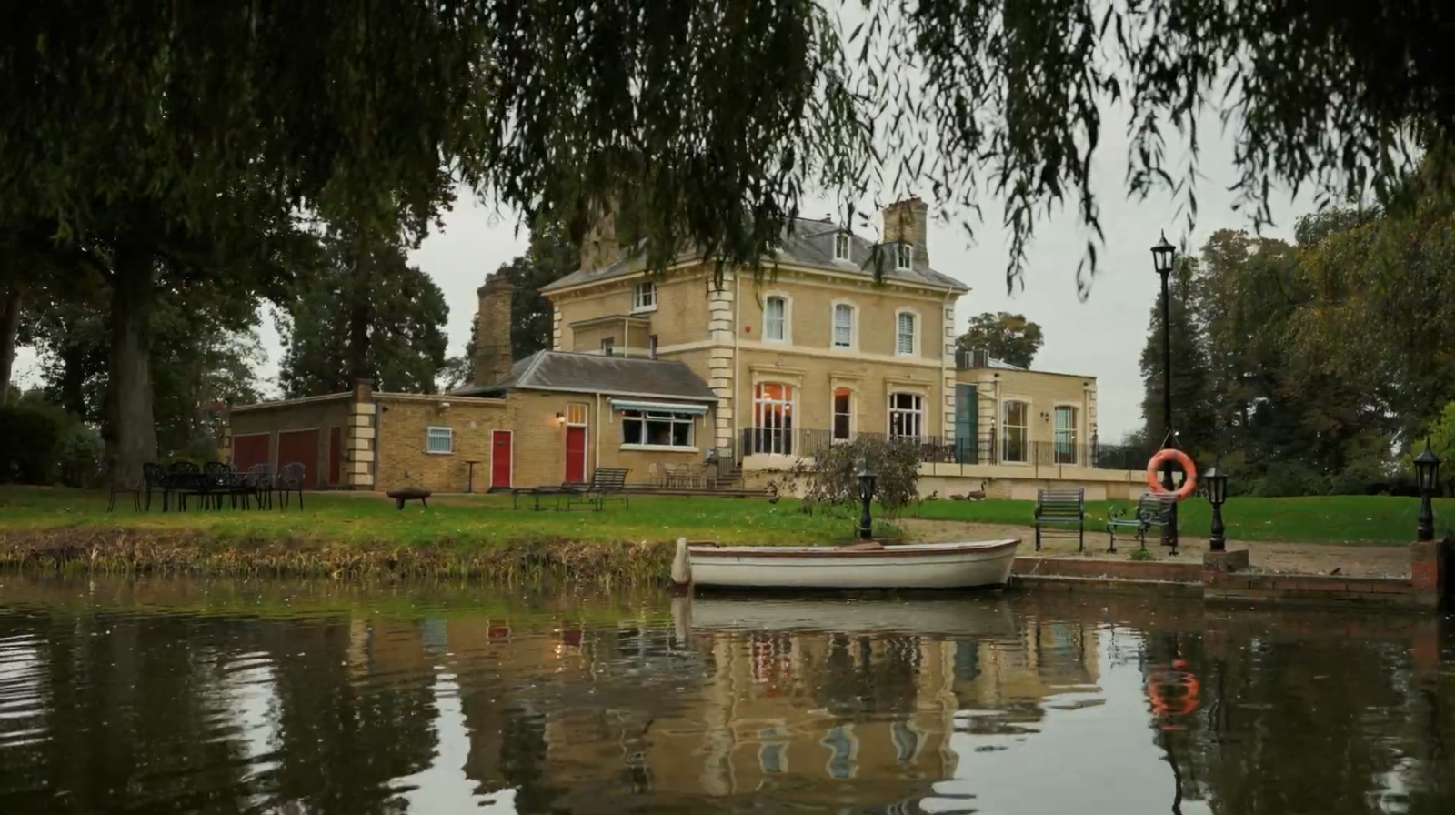 Elegant Regency estate with a private lake and indoor pool, quirky details - Photo 17
