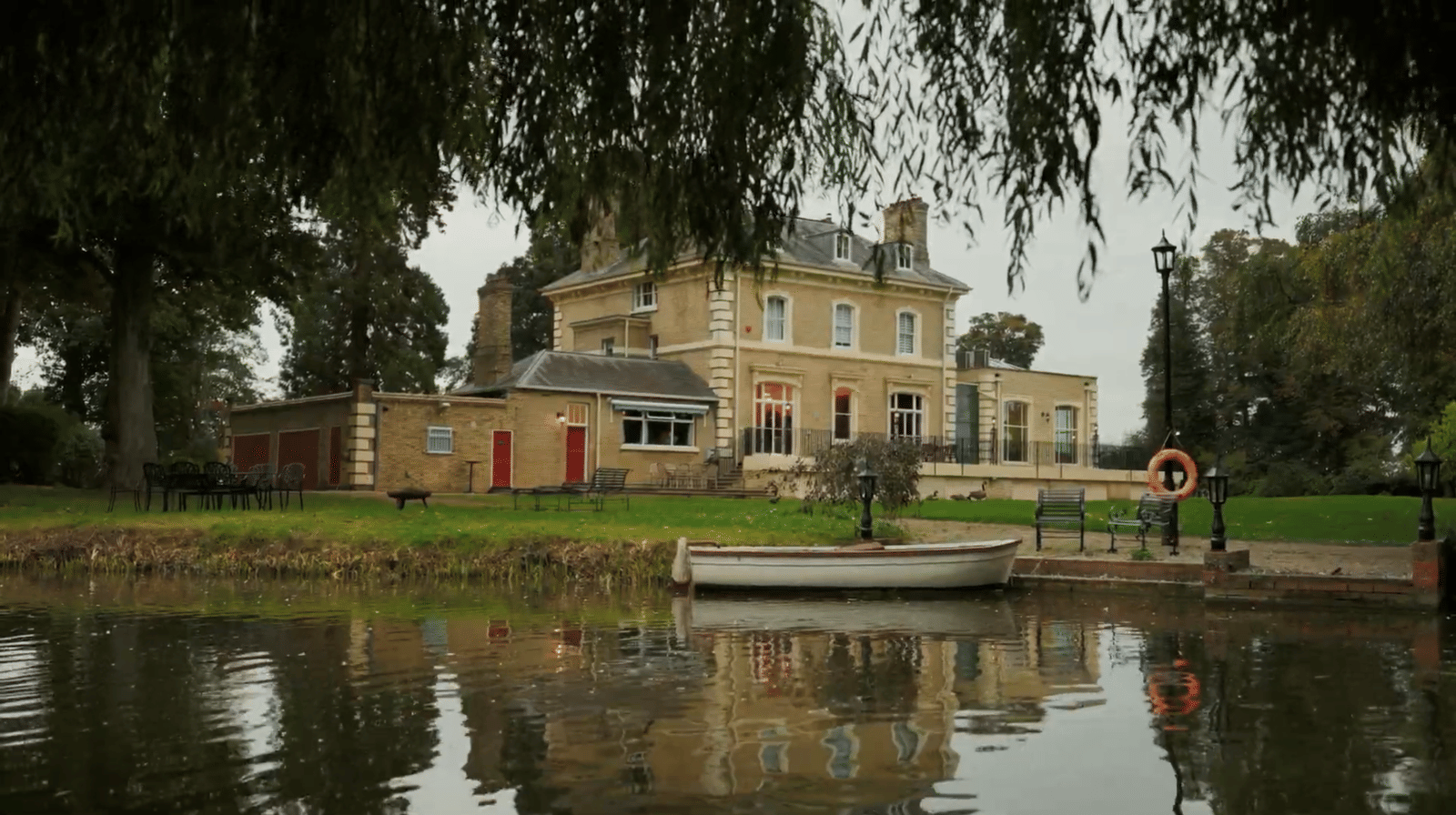 Elegant Regency estate with a private lake and indoor pool, quirky details - Photo 17